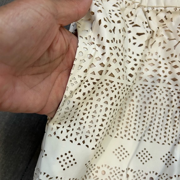 💥PRICE⬇️ DOLCE VITA • Cream faux Leather Laser Cut Out Shorts • size Large - Picture 9 of 9